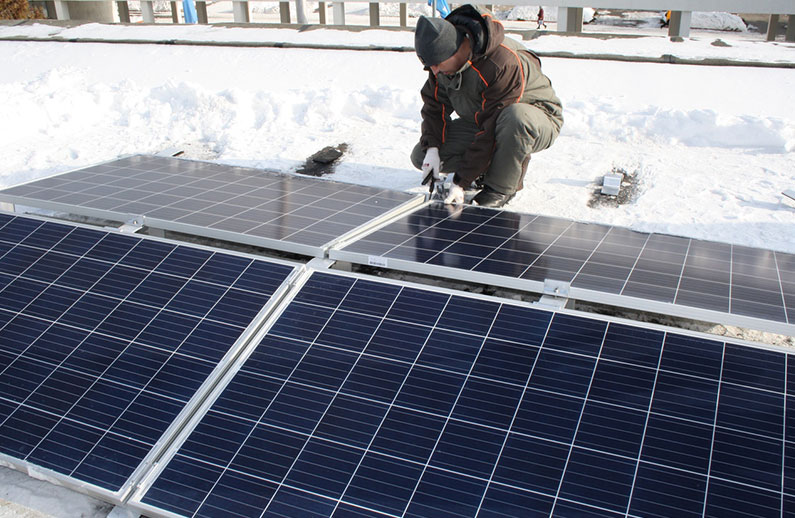 ¿Cómo mantener los paneles solares en las centrales fotovoltaicas?