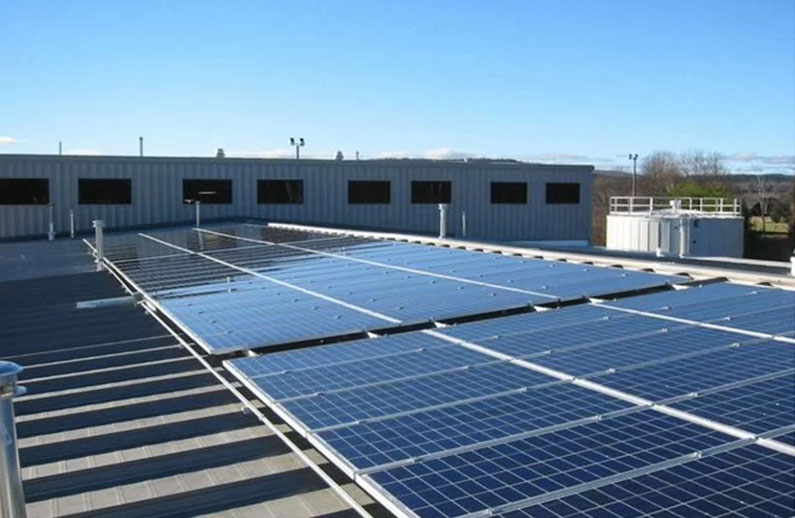 ¿Por qué más fábricas y almacenes están reduciendo costes con paneles solares?