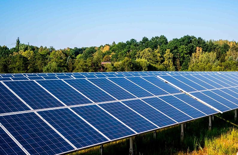 ¿Es mejor tener más paneles solares o más baterías?